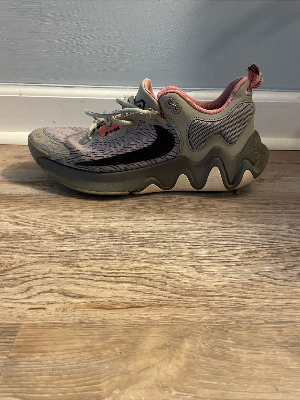 Nike Giannis Antetokounmpo Shoes Pink and Gray Running Shoe size 10